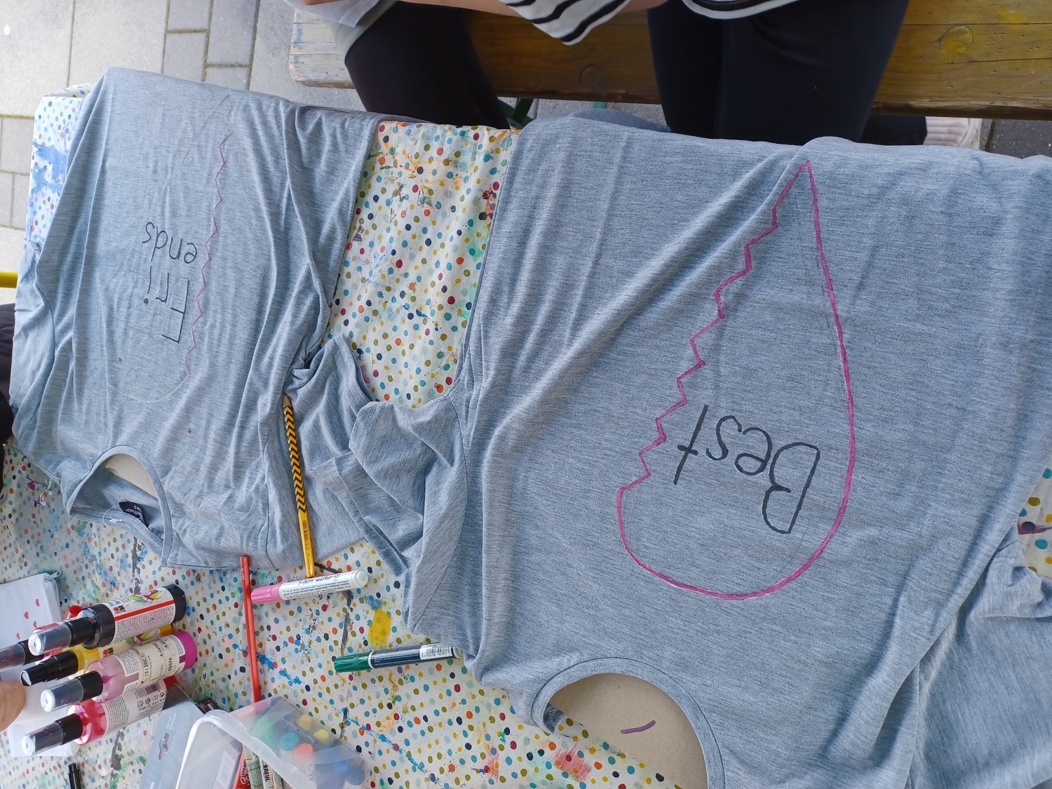 T-Shirts und Taschen bemalen